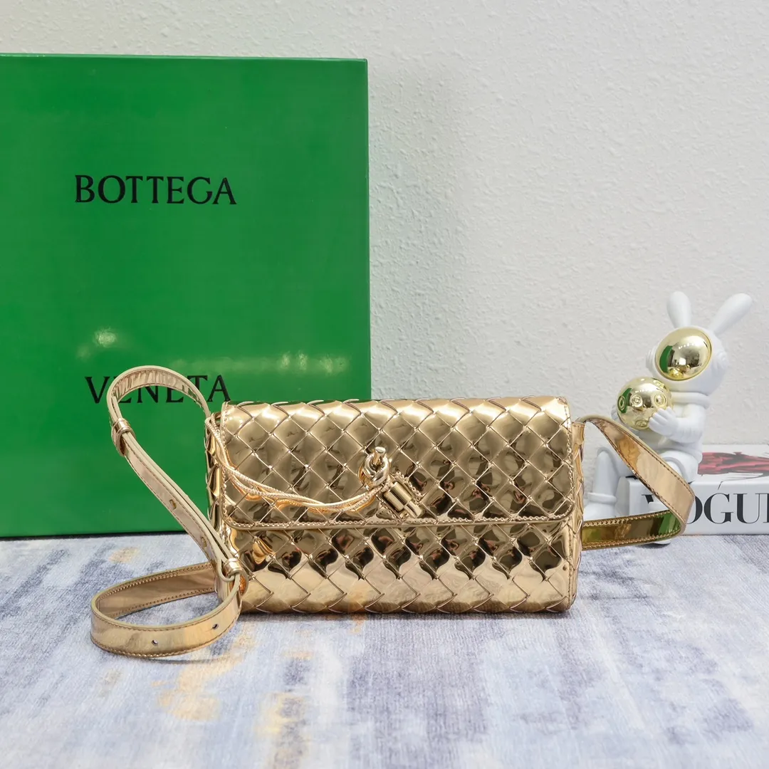 Batch 1480 Bottega Veneta's new style 🆕 mini andiamo bag is so pretty. The dark brown color is very versatile. It is high-end and casual and sexy. Andiamo is not only a commuter bag 🥰 It can be worn cross-body and hand-held, and it is no problem to match it with evening wear. It can be matched with clothes casually, showing high-end elegance. Style number: 5545 Size: 21.5*13*4.5cm